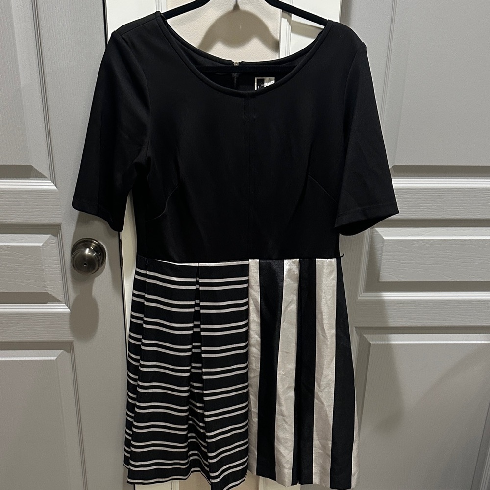 Julian Taylor Black and White Asymmetrical Dress Short Sleeve